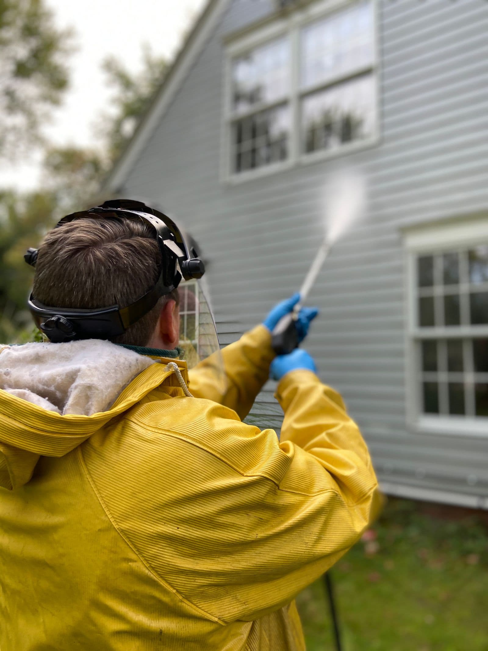 Lavage au jet du bardage clair d'une maison