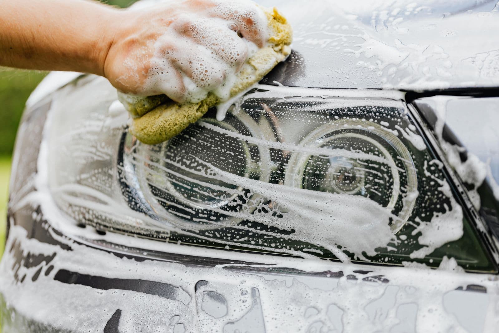 Éponge et mousse sur l'optique d'une voiture